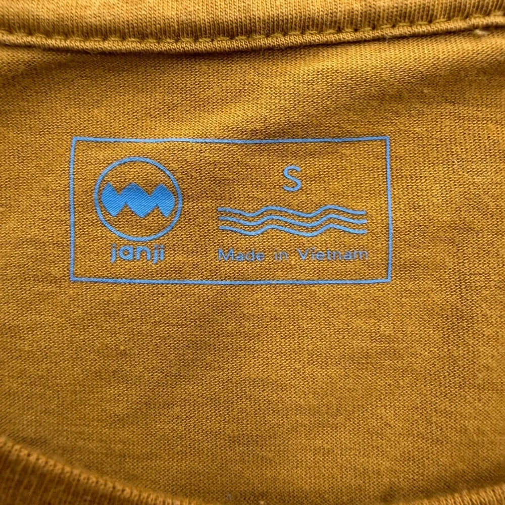 Janji Run Everywhere Supima Cotton Performance Graphic Tee Mustard Yellow Mens S